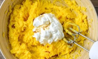 Добавляйте яичные желтки, по одному, взбивая после каждого добавления, пока не смешаете с масляной смесью.
