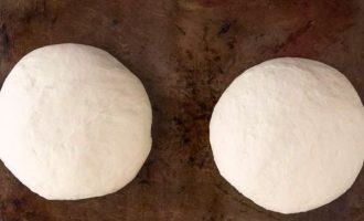 Сформируйте тесто в две маленькие круглые буханки. Положите хлеб на смазанный маслом противень. Накройте и дайте ему подняться в течение 45 минут или пока оно не увеличится вдвое.