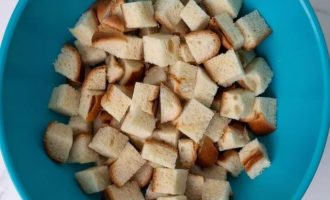 Возьмите нарезанные хлеб и халлу в виде мелких кубиков.