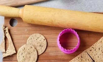 Используйте скалку, чтобы раскатать каждый ломтик хлеба как можно тоньше