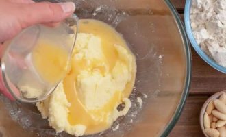 В миске смешайте размягченное сливочное масло, сахар и добавьте слегка вручную взбитое яйцо.
