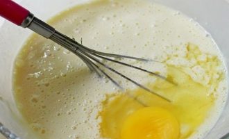После вбейте яйца, прибавьте растопленное сливочное масло и все хорошо размешайте. Тесто должно быть жидким.