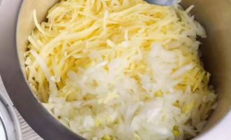 Картофель и репчатый лук очистить, промыть и натереть на крупной терке или для этой цели используйте кухонный комбайн, оснащенный измельчающим диском.