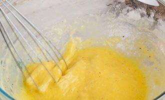 Отдельно в большой миске взбейте яйца, масло, муку, соль и перец. Отложить в сторону.