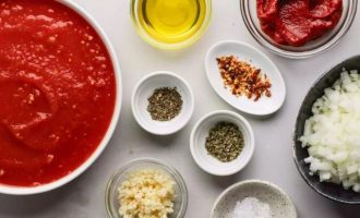 Для приготовления классического томатного соуса для пасты подготовьте весь набор ингредиентов. Репчатый лук можно использовать, не только простой, но и красный.