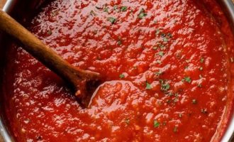 Классический томатный соус для пасты готов, он получается намного вкуснее, чем купленный в супермаркете. С домашним соусом вы точно знаете, что едите, и можете принимать правильные решения относительно отдельных ингредиентов.