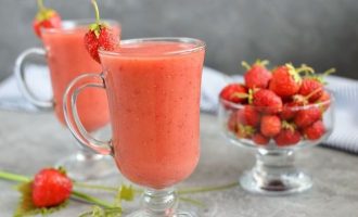 Клубничный смузи с бананом