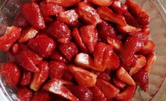 Смешайте подготовленную клубнику с коричневым и ванильным сахаром, кукурузным крахмалом и ликером