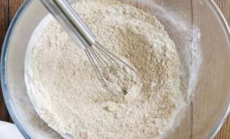 В небольшой миске смешайте коричневый сахар, муку и корицу