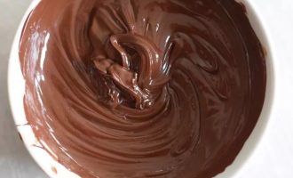 Растопите темный шоколад, таким же способом, как и белый.