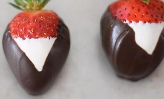 Окончательный результат должен быть у ягоды, у которой есть белый треугольный вырез, а остальное покрытие будет темным. После дайте шоколаду высохнуть.