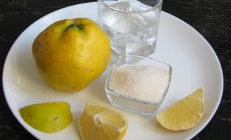 Для приготовления компота из айвы с лимоном, подготовьте все ингредиенты: айву возьмите свежую, плюс лимон и сахар. По желанию сахар замените на мед.