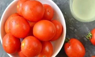 Вначале подготовьте ингредиенты для приготовления консервирования помидоров без соли и сахара