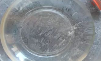 Поставьте подготовленную миску с ледяной водой рядом с кастрюлей с кипящей водой.