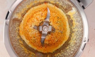 Измельчите цедру лимона апельсина с сахаром