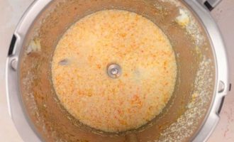 Добавьте в смесь молоко, дрожжи, яйца, сливочное масло и апельсиновую воду