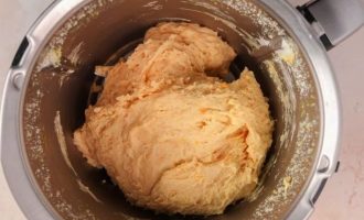 Всыпьте муку, соль и замесите тесто