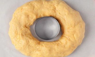 Выложите тесто на противень и сформируйте кольцо