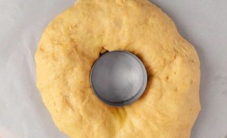 Сформировавшийся кольцеобразный пирог оставляют бродить в теплом, защищенном от сквозняков месте на 1 час