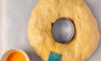 Смажьте королевский пирог яйцом