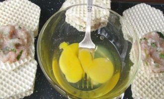 В отдельную миску разбейте четыре яйца и хорошо перемешайте при помощи столовой вилки.