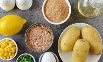 Вначале подготовьте все ингредиенты для приготовления котлет из картофеля и тунца