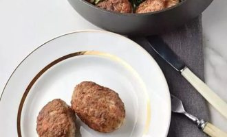 Котлеты выкладываем на тарелку и дегустируем на вкус.