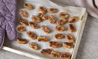 Запекайте котлеты из цветной капусты с двух сторон до золотисто-коричневого цвета
