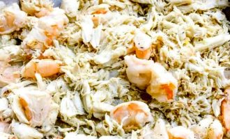 Крабовый салат с креветкой - пошаговый рецепт