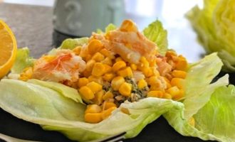 Рецепт крабового салата с кукурузой