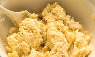 Как приготовить крабовый салат в картошке