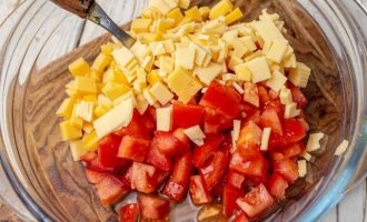 Крабовый салат с помидорами и сыром