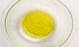 Приготовьте маринад из лимоного сока, чеснока, соли и оливкового масла.