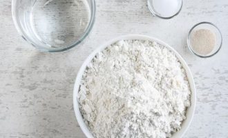 Подготовьте все ингредиенты для приготовления круглого хлеба
