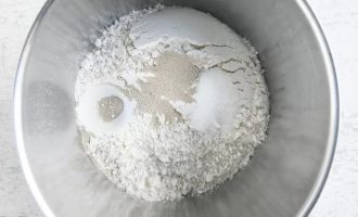 Поместите сухие ингредиенты в миску чашу тестомеса