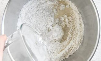 В чашу влейте 340 мл теплой воды