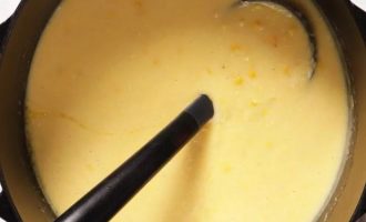 Верните смешанную часть супа обратно в кастрюлю с оставшимся супом и перемешайте