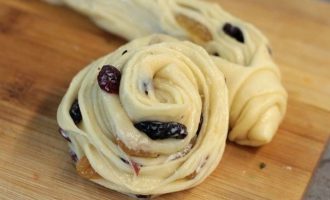Кулич краффин с изюмом и клюквой