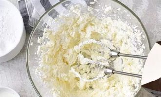 Взбейте сливочное масло со сливочным сыром и добавьте сахарную пудру и молоко