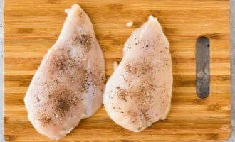 Куриное филе посыпьте солью, свежемолотым черным перцем или паприкой.