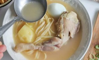 Теперь в каждую тарелку положите по половине картофеля, кусочку курицы, лапшу, приготовленную аль денте, по половинке яйца и залейте бульоном
