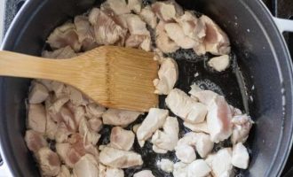 Нарежьте курицу для супа кубиками и обжарьте слегка в сковородке в кастрюле.