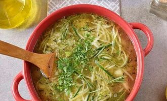 Подавайте куриный суп с кабачковой лапшой в горячем виде, украсив свежей петрушкой и розмарином