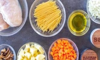 Подготовьте ингредиенты для приготовления куриного супа с картофелем и сушеными грибами