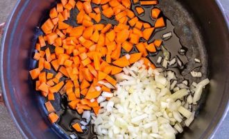 Мелко нарежьте морковь и репчатый лук, обжарьте на растительном масле до мягкости и легкого колера
