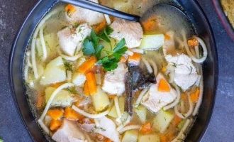 Налейте готовый куриный суп с картофелем и сушеными грибами в тарелку и подавайте, украсив свежей зеленью петрушки