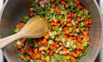 Спассеруйте лук-порей, морковь и добавьте чеснок, тимьян, перец и оставшуюся 1 чайную ложку соли