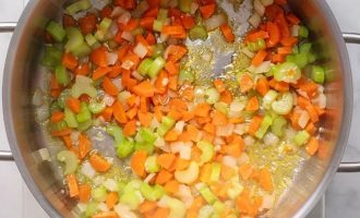 Нагрейте сковороду на среднем огне. Добавьте оливковое масло, измельченные овощи: чеснок, сельдерей, морковь и лук и жарьте в течение 2 минут, постоянно помешивая