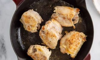 Куриные бедрышки выложите на кухонные салфетки, слегка обсушите, а после выложите на сковородку. Обжарьте с двух сторон, пока курица не подрумянится. Уберите на тарелку и отложите.