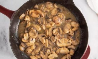 В эту же сковородку добавьте нарезанные свежие грибы и готовьте, помешивая, пока грибы не станут мягкими и не подрумянятся.